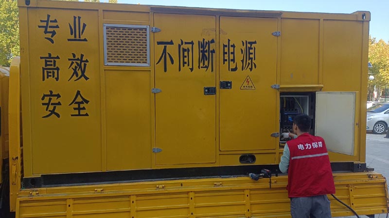 西工柴油发电机组和UPS电源配合使用时，如何避免切换过程中的电力中断？