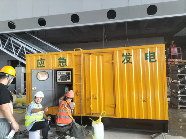 西工怎样判断空气滤清器是否需要更换？