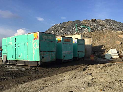 西工如何判断柴油发电机充电系统中的整流器是否正常？